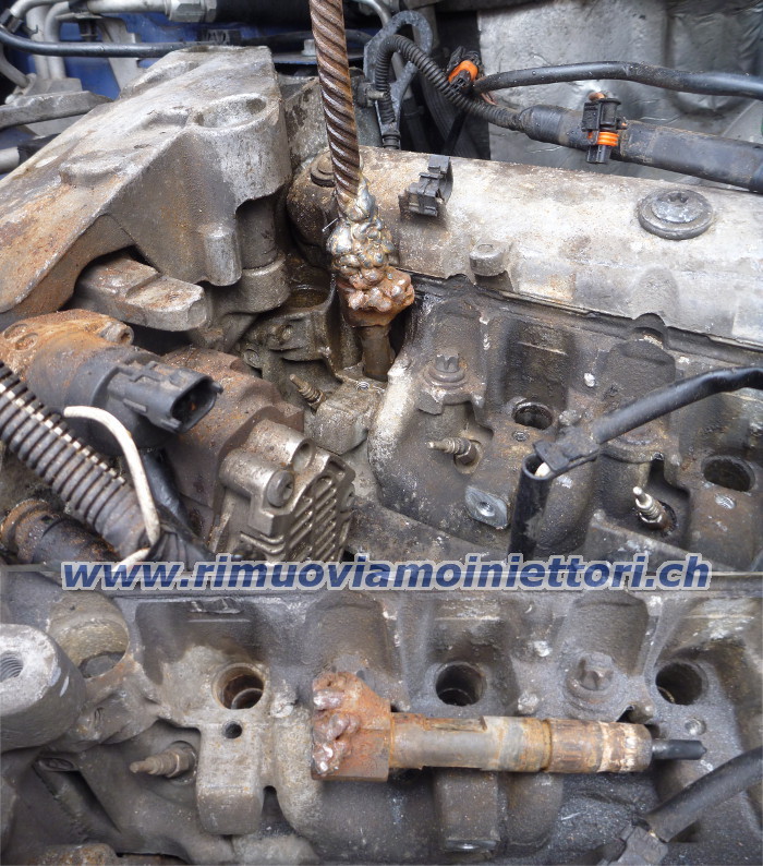 Estrare saldato iniettore da Renault Trafic /
                Opel Vivaro con il motore 1.9