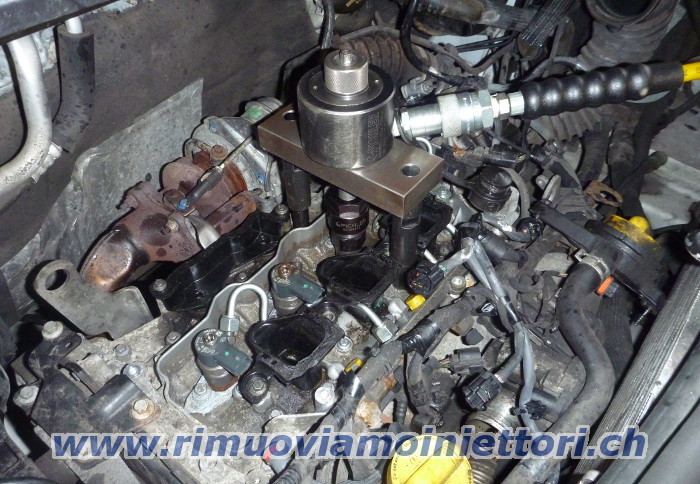 Rimuoviamo iniettori da Renault Trafic / Opel
                Vivaro / Nissan Primastar 2.0 2010-2014