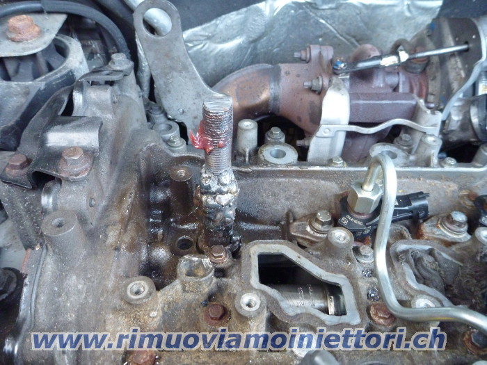 Estrare saldato iniettore da Renault Trafic /
                Opel Vivaro con il motore 2.0